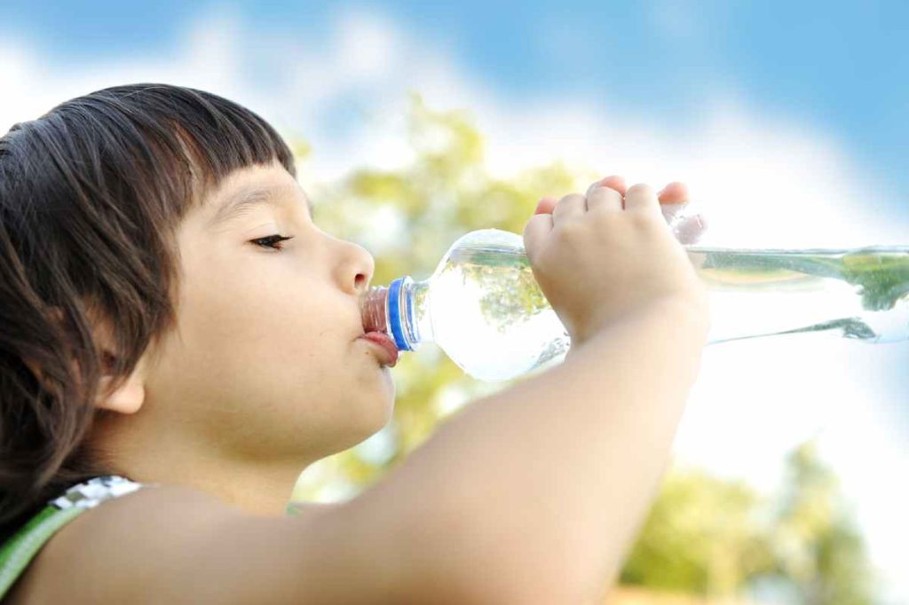 نقش آب تصفیه شده در رشد و توسعه کودکان
